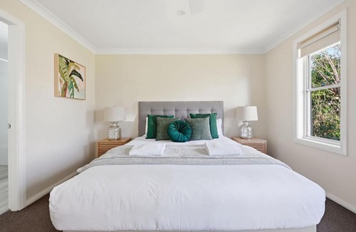Dubbo House | Regand Retreat - Pool, Luxurious Family Home