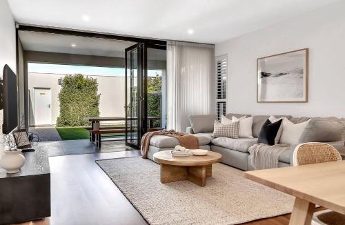 Glenelg North House | Relax at Ronnie's - Coastal Elegance near the Beach