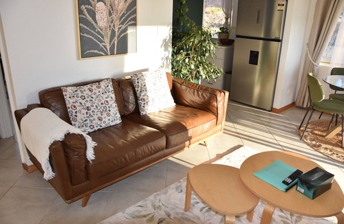 Bullsbrook Cottage | Relax & chill in a spa at Katandra Cottage, just a short drive from the city .