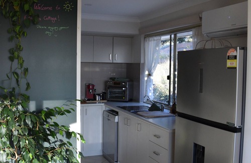 Bullsbrook Cottage | Relax & chill in a spa at Katandra Cottage, just a short drive from the city .