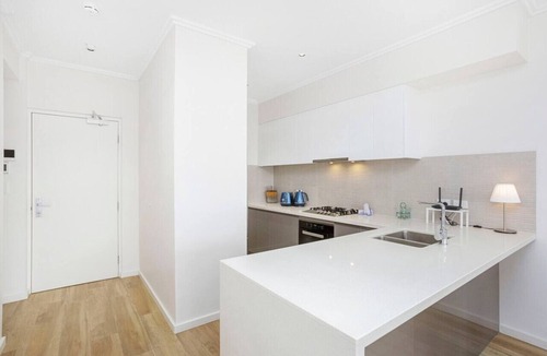 Scarborough Apartment | Relax in blissful sun-soaked luxury by the beach!
