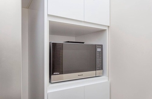 Scarborough Apartment | Relax in blissful sun-soaked luxury by the beach!