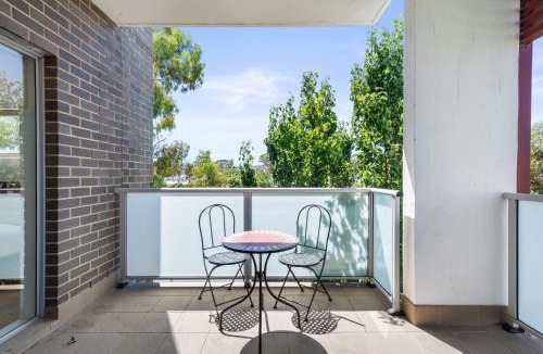 Franklin Apartment | Relaxed 2BR 2BTH Apartment with Balcony & Parking