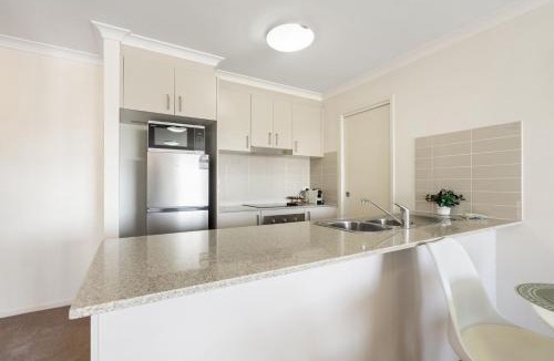 Franklin Apartment | Relaxed 2BR 2BTH Apartment with Balcony & Parking
