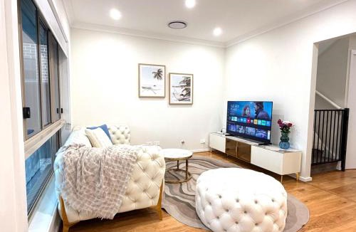 Marsden Park House | Relaxing 5BR House, 3 Bathrooms, Garden and BBQ