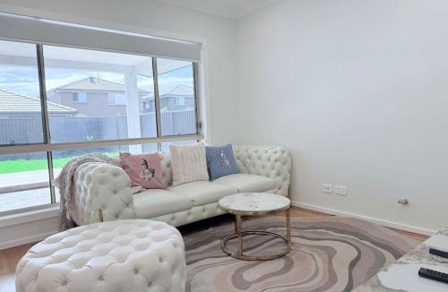 Marsden Park House | Relaxing 5BR House, 3 Bathrooms, Garden and BBQ