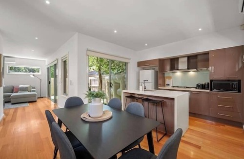 Kew House | Relaxing Getaway Oasis with Patio in Charming Kew