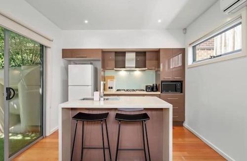 Kew House | Relaxing Getaway Oasis with Patio in Charming Kew