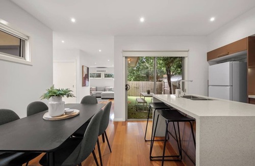Kew House | Relaxing Getaway Oasis with Patio in Charming Kew