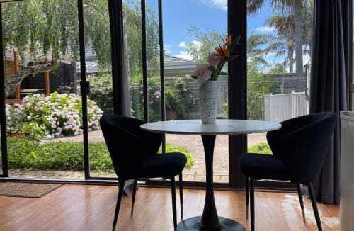 Bentleigh House | Relaxing Oasis for Families- Pool& Lush Yard