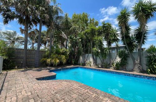 Bentleigh House | Relaxing Oasis for Families- Pool& Lush Yard
