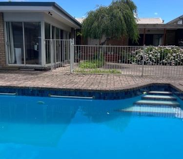 Bentleigh House | Relaxing Oasis for Families- Pool& Lush Yard