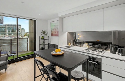 Docklands Apartment | Relaxing Riverfront Retreat with Study with Pool Gym