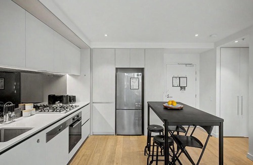 Docklands Apartment | Relaxing Riverfront Retreat with Study with Pool Gym