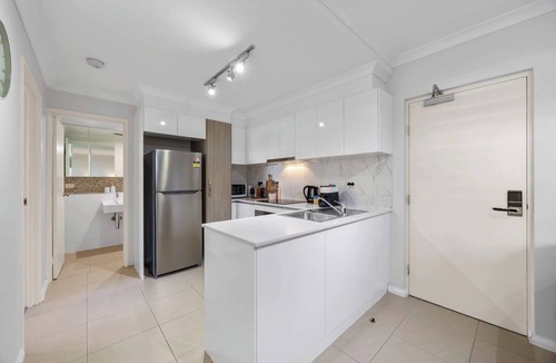 Rockingham Apartment | Relaxing Rockingham 2BR | Balcony & Parking
