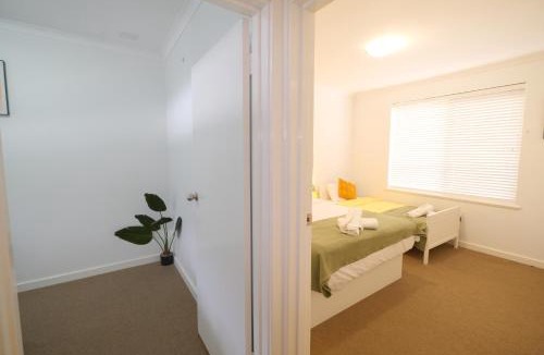 Belmont House | Relaxing Two-Bedroom Retreat Near the Airport
