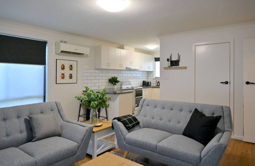 Wagga Wagga Apartment | Renovated 2BR Apartment · King & Queen Beds · CBD