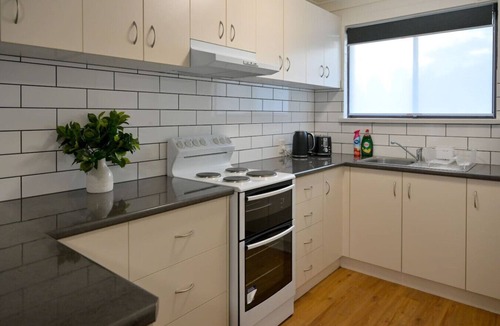 Wagga Wagga Apartment | Renovated 2BR Apartment · King & Queen Beds · CBD