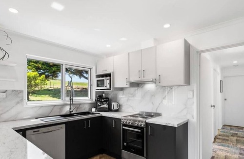 Smiths Beach House | Renovated Beach House Retreat with BBQ & Garden