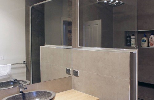 Ironbark House | Renovated Cozy 3 Bedroom Cottage Close to CBD and Art Gallery