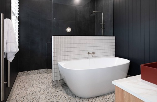 South Launceston House | Renovated Delight: Near City & Parking