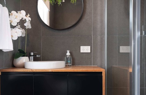 South Launceston House | Renovated Delight: Near City & Parking