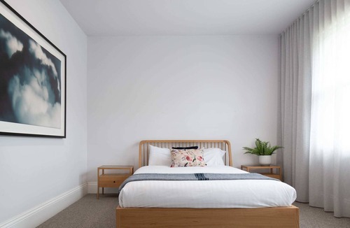 South Launceston House | Renovated Delight: Near City & Parking