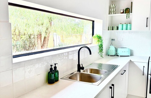 Lightning Ridge House | Renovated Family sized Retreat with everything you need.