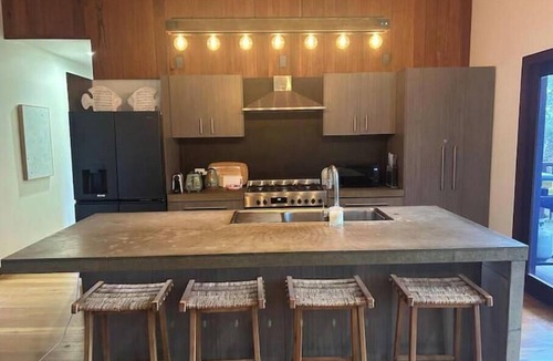 Repton House | Repton River Views - sleeps 15 jetty & heated pool