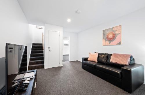 Warrane House | Residence at 165 Great for large groups Sleeps 11