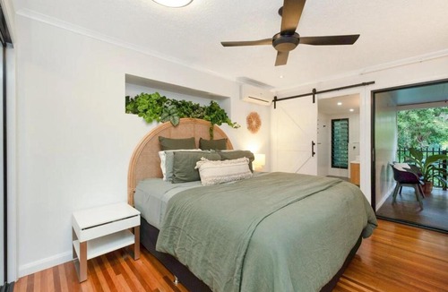Mundingburra House | Resort Retreat in Mundingburra | Pool, BBQ