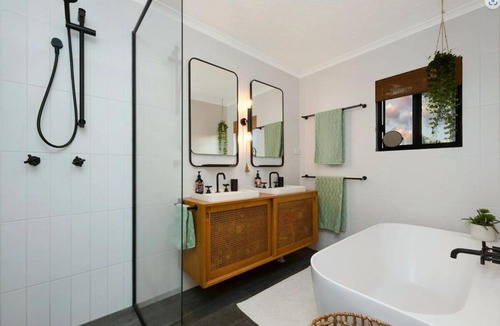 Mundingburra House | Resort Retreat in Mundingburra | Pool, BBQ