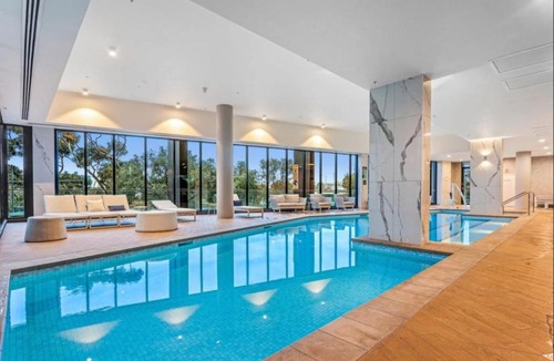 Footscray Apartment | Resort-Style 3BR Near CBD with Courtyard