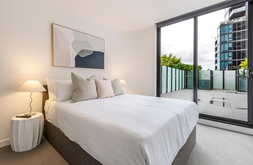 Footscray Apartment | Resort-Style 3BR Near CBD with Courtyard