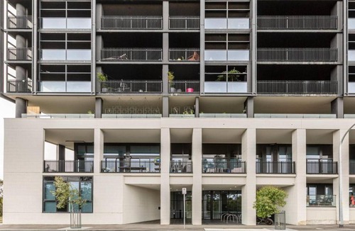 Footscray Apartment | Resort-Style 3BR Near CBD with Courtyard