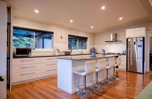 North Warrandyte House | Resort-style 5 bdrm home w pool, spa & billiards!