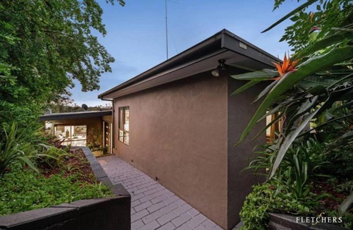 North Warrandyte House | Resort-style 5 bdrm home w pool, spa & billiards!