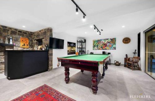 North Warrandyte House | Resort-style 5 bdrm home w pool, spa & billiards!