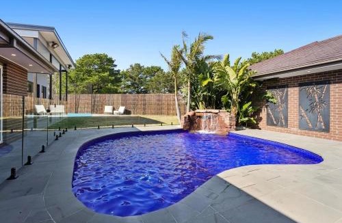 Craigieburn House | Resort-style family retreat with pool & gym