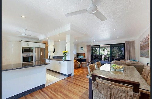 Mundingburra House | Resort-Style Family Retreat Pool, BBQ & Tropical