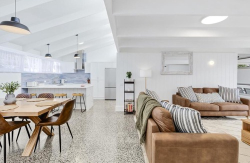 Barwon Heads Apartment | Retreat on Hitchcock- Barwon Heads, Pet friendly, 3 Bedroom, 2 Bathroom, Aircon, Modern, Single Level