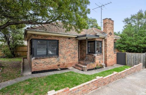Geelong House | Retro 3BR Gem Near Beach and CBD, Mibnb