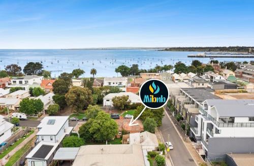 Geelong House | Retro 3BR Gem Near Beach and CBD, Mibnb