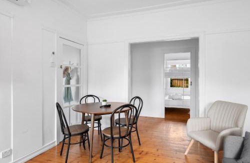 Geelong House | Retro 3BR Gem Near Beach and CBD, Mibnb