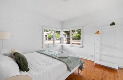 Geelong House | Retro 3BR Gem Near Beach and CBD, Mibnb