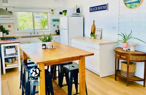 Port Elliot House | Retro Coastal Retreat with Vintage Style – Sleeps 7