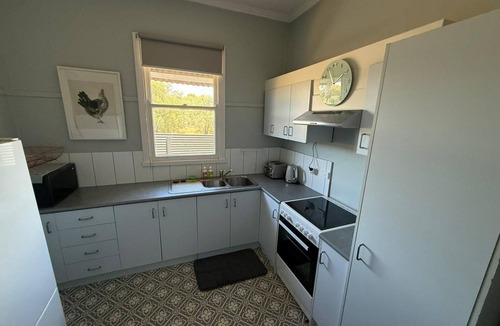 Stawell House | Retro house near Grampians with office+Netflix