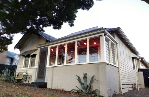 Stawell House | Retro house near Grampians with office+Netflix