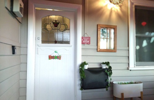 Stawell House | Retro house near Grampians with office+Netflix