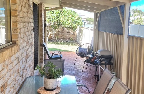 South Evans Head Apartment | Retro pet-friendly cottage near beach, river & RSL with air-con, comfortable interiors